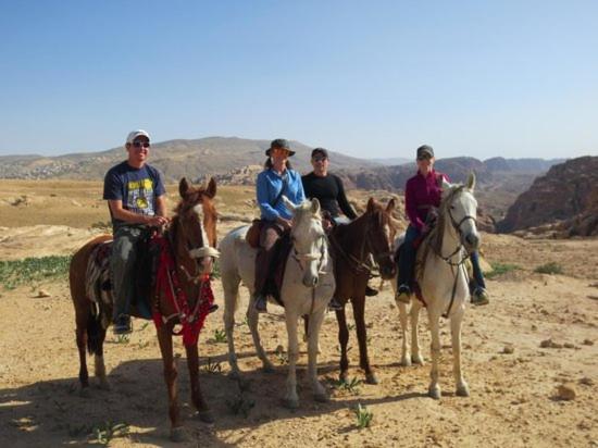 Al Hayy Happy Bedouin House Petra B&B 외부 사진